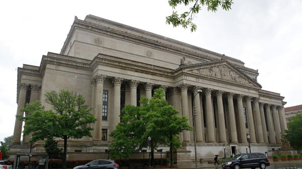 Traffic passes by the National Archives building, Friday, April 26, 2019, in Washington. - Sputnik International