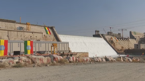 Water pours over the top of the Grand Ethiopian Renaissance Dam (GERD) as it finishes its third filling on August 12, 2022. - Sputnik International