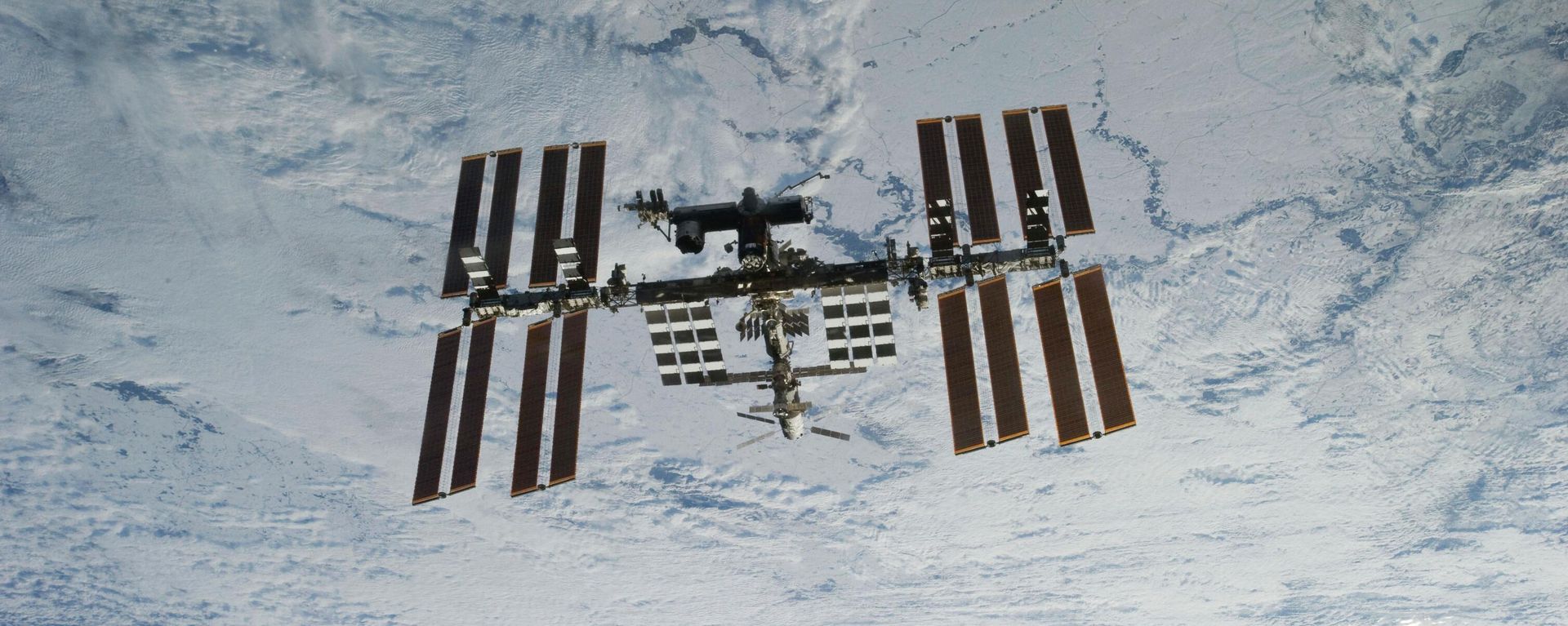 In this photo provided by NASA, backdropped against clouds over Earth, the International Space Station is seen from Space Shuttle Discovery as the two orbital spacecraft accomplish their relative separation on March 7, 2011 In this photo provided by NASA, backdropped against clouds over Earth, the International Space Station is seen from Space Shuttle Discovery as the two orbital spacecraft accomplish their relative separation on March 7, 2011 - Sputnik International, 1920, 06.09.2024