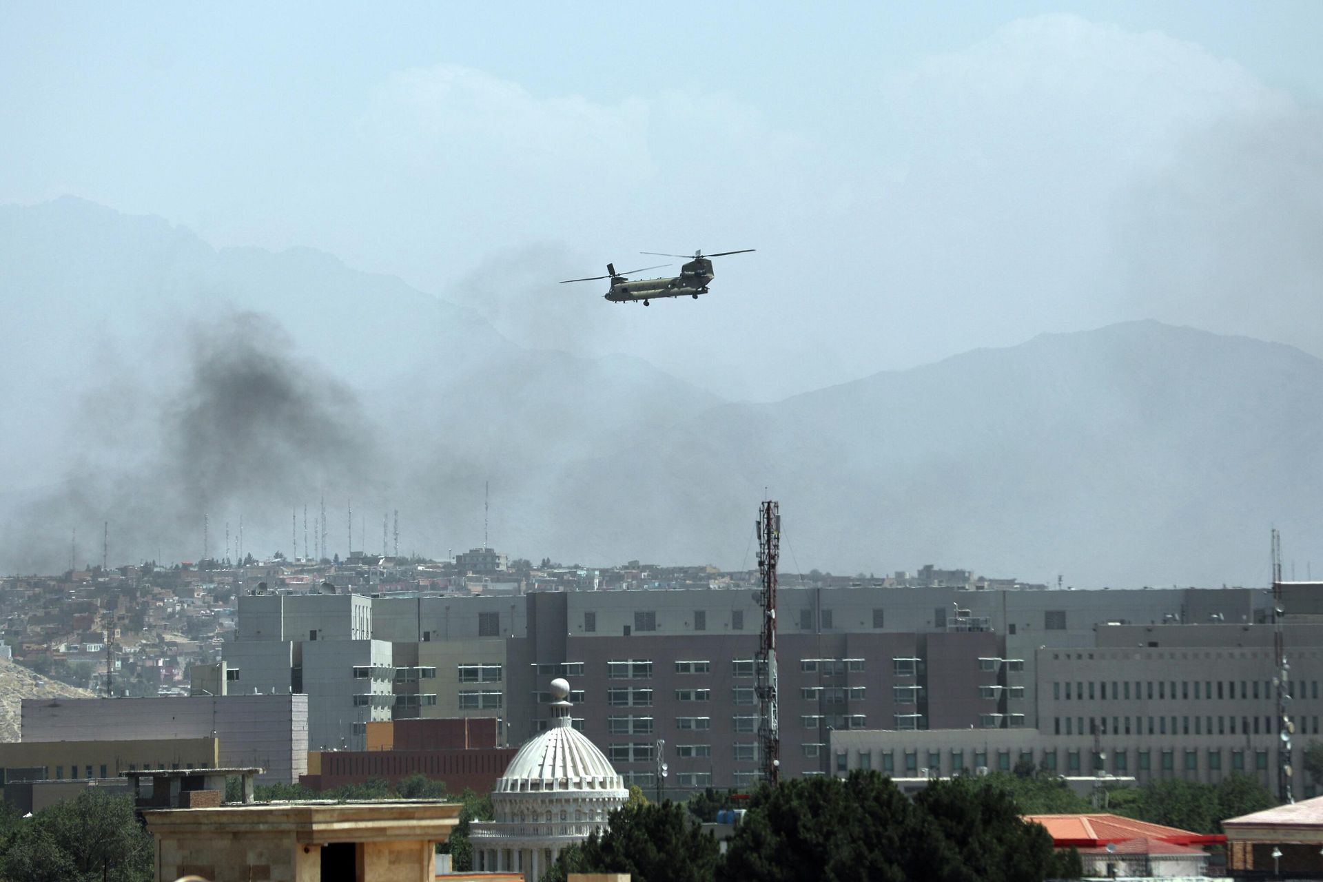 A U.S. Chinook helicopter flies over the city of Kabul, Afghanistan, Sunday, Aug. 15, 2021. Taliban fighters entered the outskirts of the Afghan capital on Sunday, further tightening their grip on the country as panicked workers fled government offices and helicopters landed at the U.S. Embassy. A U.S. Chinook helicopter flies over the city of Kabul, Afghanistan, Sunday, Aug. 15, 2021. Taliban fighters entered the outskirts of the Afghan capital on Sunday, further tightening their grip on the country as panicked workers fled government offices and helicopters landed at the U.S. Embassy. - Sputnik International, 1920, 13.08.2022