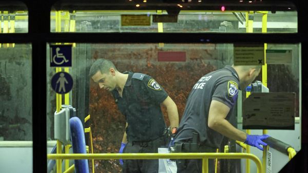 Israeli security inspect a bus after an attack outside Jerusalem's Old City, August 14, 2022. - - Sputnik International