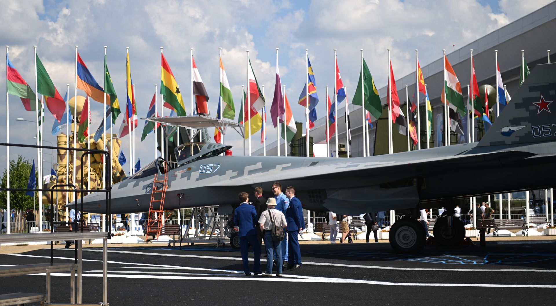 Visitors stand near Russia's Su-57 fifth-generation multirole fighter at the International Military-Technical Forum ARMY-2022  - Sputnik International, 1920, 12.08.2024