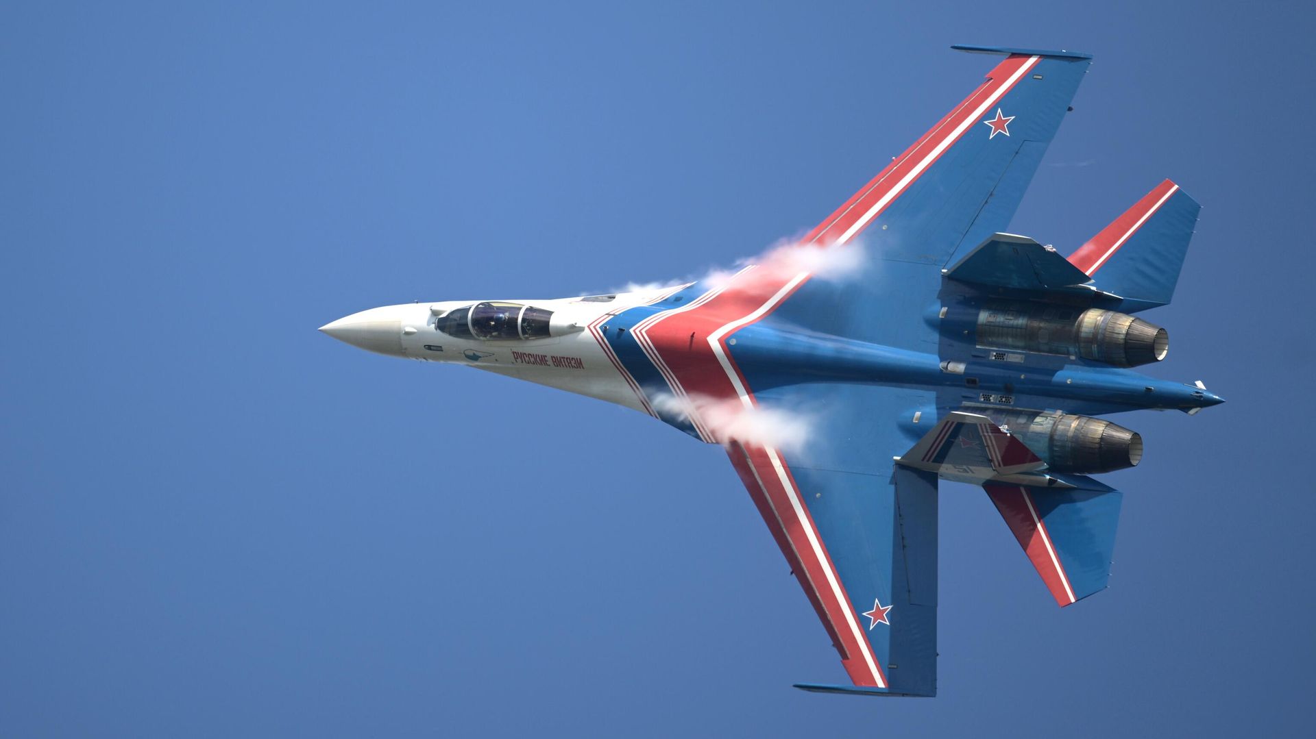 A member of the Russian Knights (Russikiye Vityazi), Russian Air Force aerobatic display team flying Sukhoi SU-35S and Su-30SM fighters, at the opening ceremony of the International Military-Technical Forum ARMY-2022 in Kubinka. A member of the Russian Knights (Russikiye Vityazi), Russian Air Force aerobatic display team flying Sukhoi SU-35S and Su-30SM fighters, at the opening ceremony of the International Military-Technical Forum ARMY-2022 in Kubinka. - Sputnik International, 1920, 06.03.2023