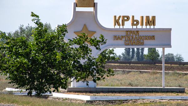 A monument reading Crimea - land of partisan glory near Dzhankoy in Crimea - Sputnik International