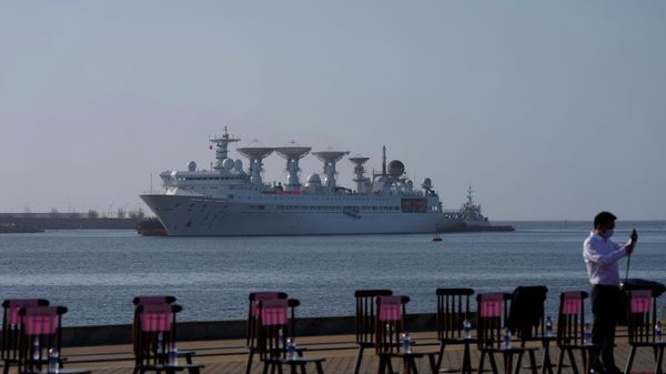 A Chinese expatriate in Hambantota International Port prepares to welcome Chinese research ship Yuan Wang 5 in Hambantota, Sri Lanka, Tuesday, Aug. 16, 2022. - Sputnik International