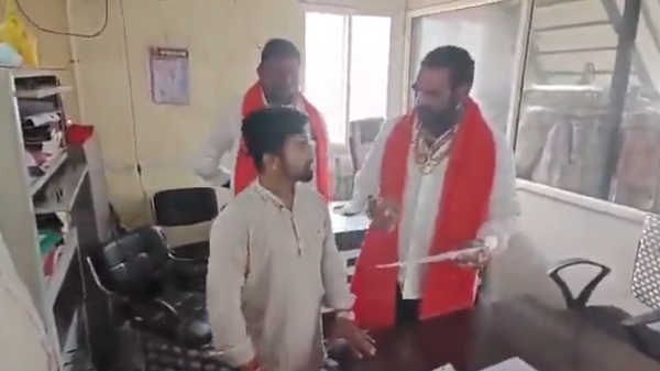 MLA Santosh Bangar was seen slapping a catering manager over food quality - Sputnik International