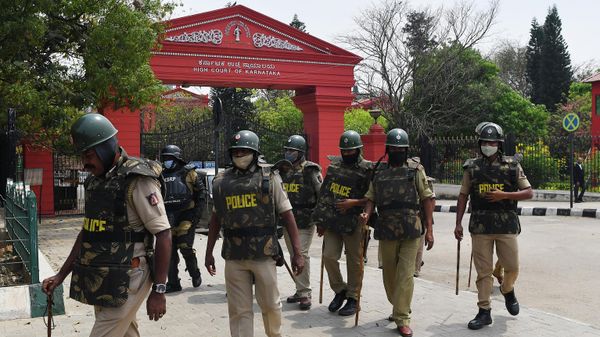 Police personnel stand in front of the Karnataka High Court in Bangalore on March 15, 2022, after the court upheld a local ban on the hijab in classrooms, weeks after the edict stoked violent protests and renewed fears of discrimination against the country's Muslim minority. Police personnel stand in front of the Karnataka High Court in Bangalore on March 15, 2022, after the court upheld a local ban on the hijab in classrooms, weeks after the edict stoked violent protests and renewed fears of discrimination against the country's Muslim minority. - Sputnik International