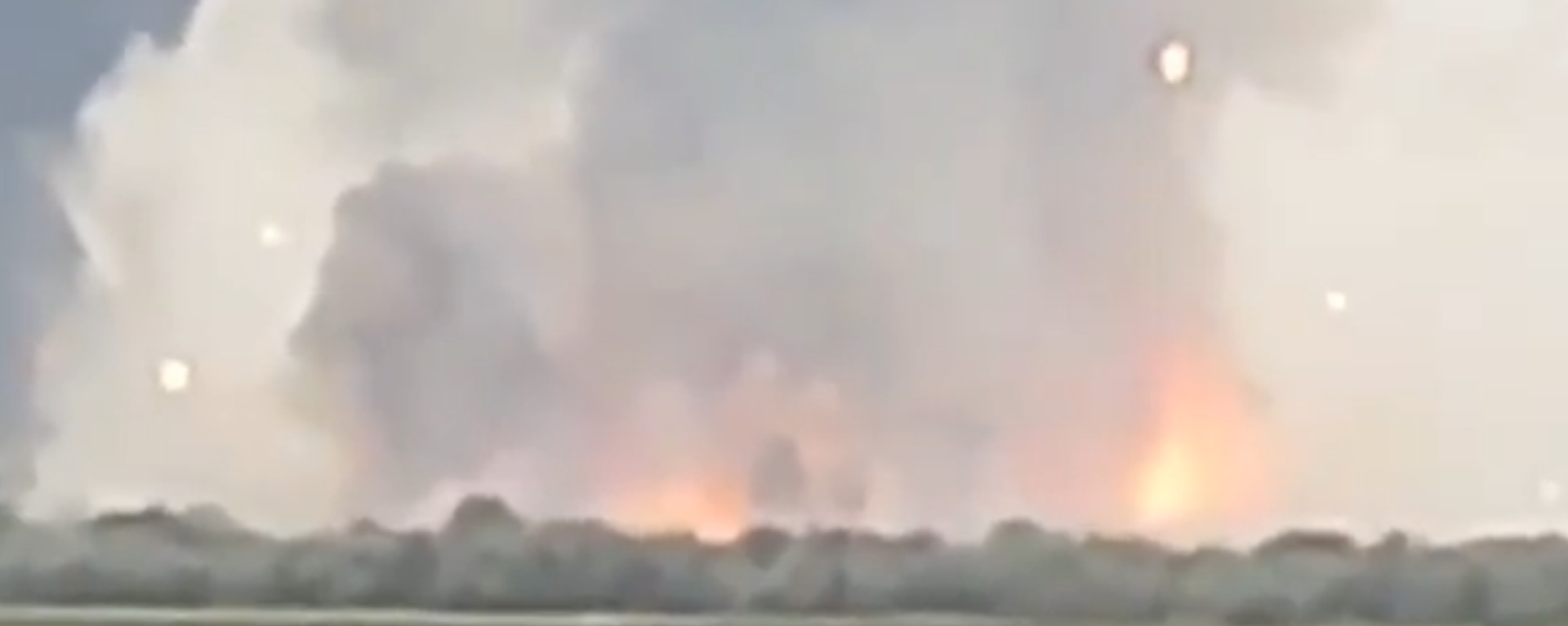 Explosion at ammunition depot in Dzhankoi area of northern Crimea. Screengrab from footage captured by eyewitness. Explosion at ammunition depot in Dzhankoi area of northern Crimea. Screengrab from footage captured by eyewitness. - Sputnik International, 1920, 16.08.2022