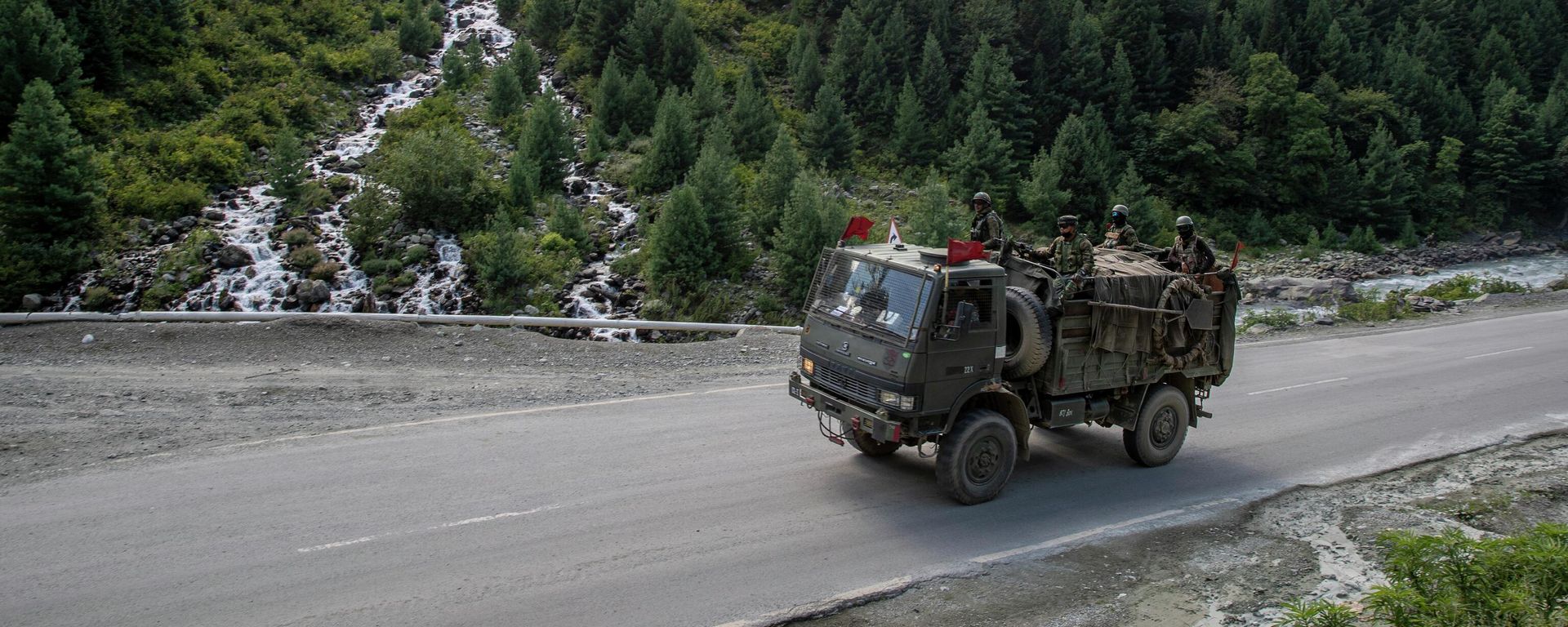 Indian army soldiers keep guard on top of their vehicle as their convoy moves on the Srinagar- Ladakh highway at Gagangeer, northeast of Srinagar, Indian-controlled Kashmir, Wednesday, Sept. 9, 2020. - Sputnik International, 1920, 23.03.2023