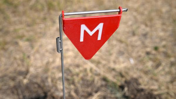 Russian Army flag signifying the presence of mines in a liberated area of the Donetsk People's Republic, August 11, 2022. - Sputnik International