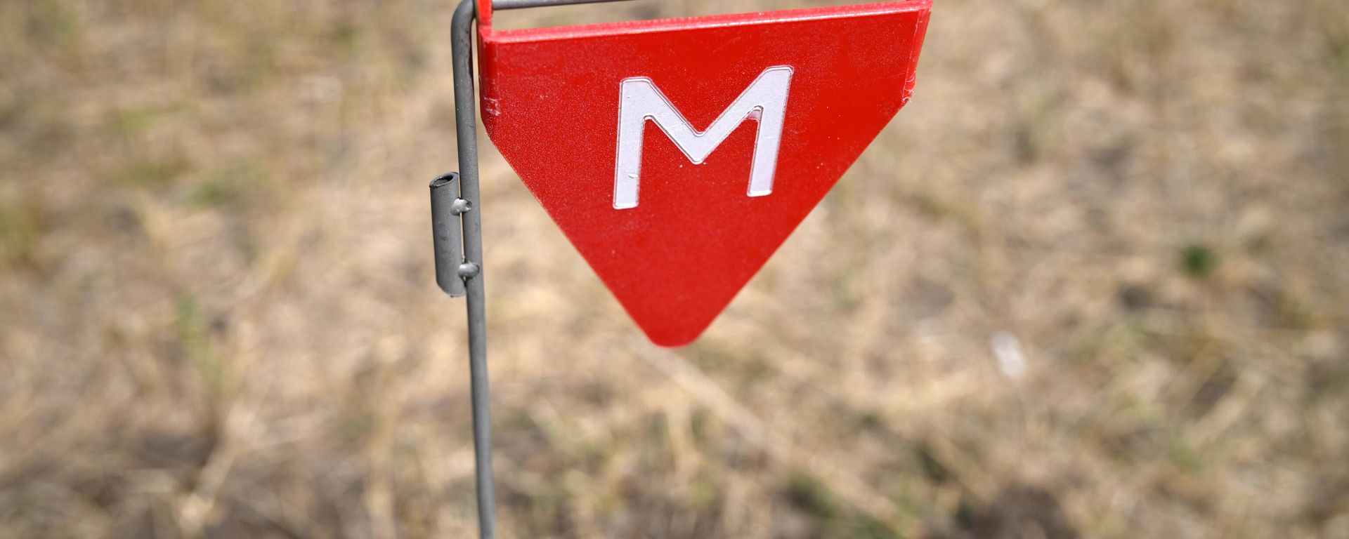 Russian Army flag signifying the presence of mines in a liberated area of the Donetsk People's Republic, August 11, 2022. - Sputnik International, 1920, 16.08.2022