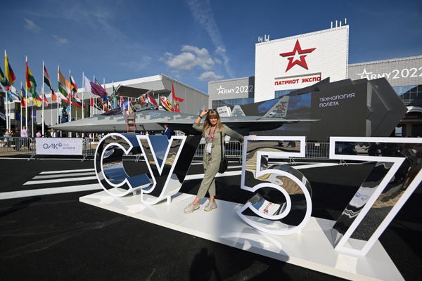 A visitor poses in front of a Russian Sukhoi Su-57 fifth-generation fighter aircraft at the Army-2022 International Military-Technical Forum at the Russian Armed Forces' Patriot Park in Kubinka, outside Moscow, on August 16, 2022. - Sputnik International