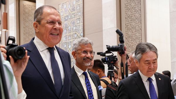 In this handout photo released by Russian Foreign Ministry Press Service, Russian Foreign Minister Sergey Lavrov, left, Indian Foreign Minister Subrahmanyam Jaishankar, center, and Kyrgyzstan's Foreign Minister Zheenbek Kulubaev arrive to attend a foreign ministers meeting of the Shanghai Cooperation Organization (SCO) in Tashkent, Uzbekistan, Friday, July 29, 2022. - Sputnik International