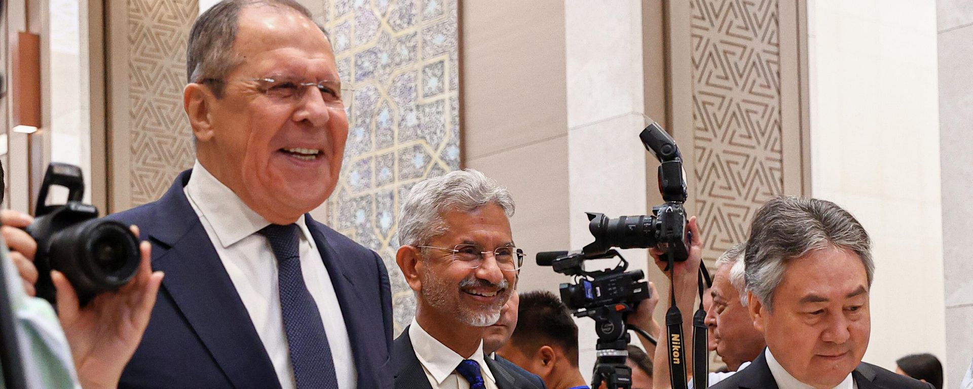 In this handout photo released by Russian Foreign Ministry Press Service, Russian Foreign Minister Sergey Lavrov, left, Indian Foreign Minister Subrahmanyam Jaishankar, center, and Kyrgyzstan's Foreign Minister Zheenbek Kulubaev arrive to attend a foreign ministers meeting of the Shanghai Cooperation Organization (SCO) in Tashkent, Uzbekistan, Friday, July 29, 2022. - Sputnik International, 1920, 17.08.2022