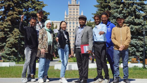 Uvindu Wijeweera with the Association of Foreign Students against the background of the main building of SUSU - Sputnik International