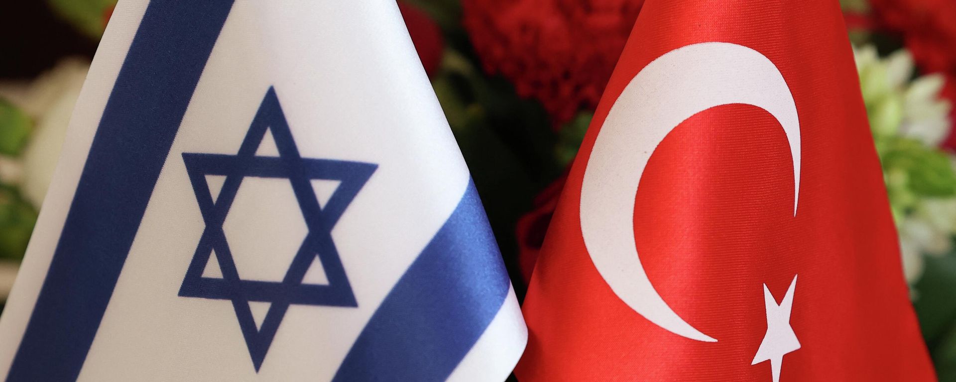 The Turkish (R) and Israeli flags are pictured before a meeting between the Turkish Foreign Minister Mevlut Cavusoglu and Israeli businessmen, in the coastral city of Tel Aviv, on May 25, 2022. - Cavusoglu is on a visit to Israel and the occupied-West Bank to meet with Israeli and Palestinian officials. (Photo by JACK GUEZ / AFP) The Turkish (R) and Israeli flags are pictured before a meeting between the Turkish Foreign Minister Mevlut Cavusoglu and Israeli businessmen, in the coastral city of Tel Aviv, on May 25, 2022. - Cavusoglu is on a visit to Israel and the occupied-West Bank to meet with Israeli and Palestinian officials. (Photo by JACK GUEZ / AFP) - Sputnik International, 1920, 17.08.2022