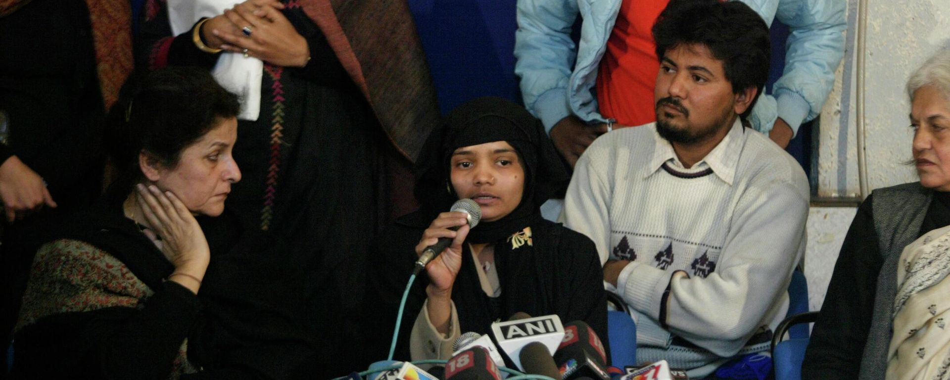 2002 Gujarat Riots victim Bilkis Yakub Rasool, center, addresses a press conference in New Delhi, India, Monday, Jan. 21, 2008. 2002 Gujarat Riots victim Bilkis Yakub Rasool, center, addresses a press conference in New Delhi, India, Monday, Jan. 21, 2008. - Sputnik International, 1920, 17.08.2022