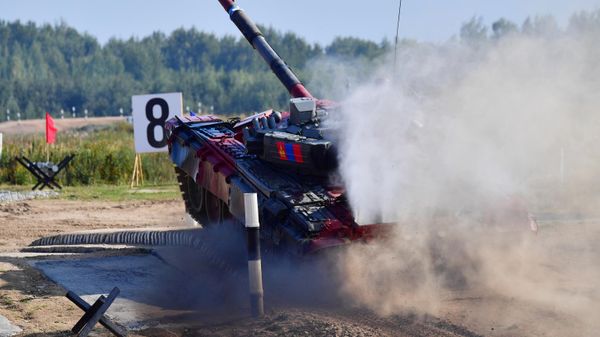 Танк Т-72Б3 команды военнослужащих Монголии во время соревнований танковых экипажей в рамках конкурса Танковый биатлон-2022  - Sputnik International