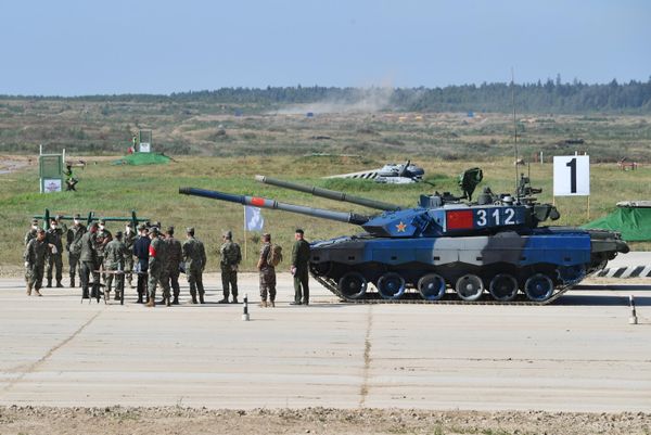 Servicemen from the crew of the Chinese team pass the standards for technical regulations during the competitions between tank crews during the Tank Biathlon-2022 competition at the Alabino military training ground in the Moscow region. - Sputnik International