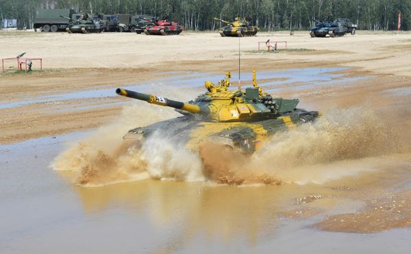 The T-72B3 tank of the Venezuelan military team (in the foreground) during the Tank Biathlon-2022 competition at the Alabino military training ground in the Moscow region. - Sputnik International