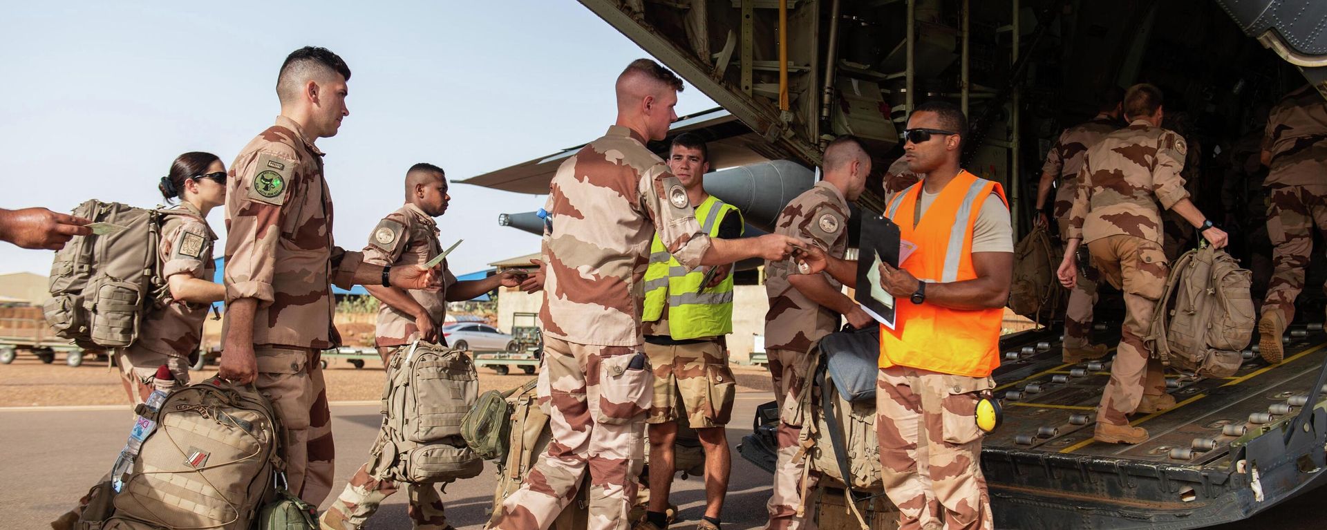 This handout photograph taken on June 28, 2022 and released by the Etat Major des Armees (The french Defence Staff) shows French soldiers of the Barkhane force boarding a transport airplane of the Interarmy Transit Detachment (DETIA), in Gao, amid the French military drawdown with troops leaving the last bases in Mali This handout photograph taken on June 28, 2022 and released by the Etat Major des Armees (The french Defence Staff) shows French soldiers of the Barkhane force boarding a transport airplane of the Interarmy Transit Detachment (DETIA), in Gao, amid the French military drawdown with troops leaving the last bases in Mali - Sputnik International, 1920, 18.08.2022