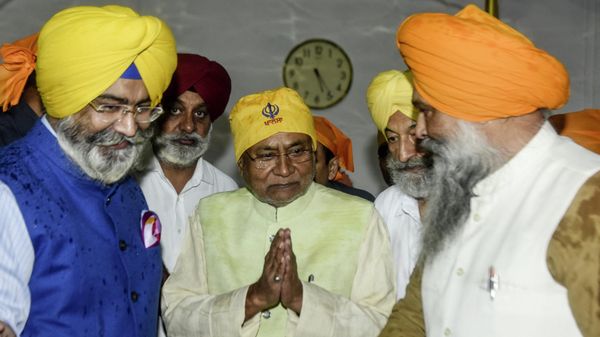 Bihar Chief Minister Janata Dal (JDU) party Nitish Kumar (C) pays respect at the Golden Temple in Amritsar on November 7, 2019. - Sputnik International