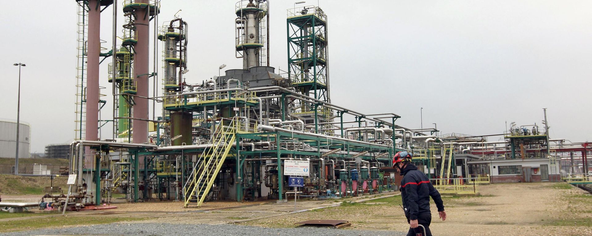 Picture of the oil refinery of Swiss firm Petroplus, Europe's largest independent oil refiner taken on January 30, 2012 in Petit-Couronne, near Rouen, northwestern France. Picture of the oil refinery of Swiss firm Petroplus, Europe's largest independent oil refiner taken on January 30, 2012 in Petit-Couronne, near Rouen, northwestern France. - Sputnik International, 1920, 12.09.2022