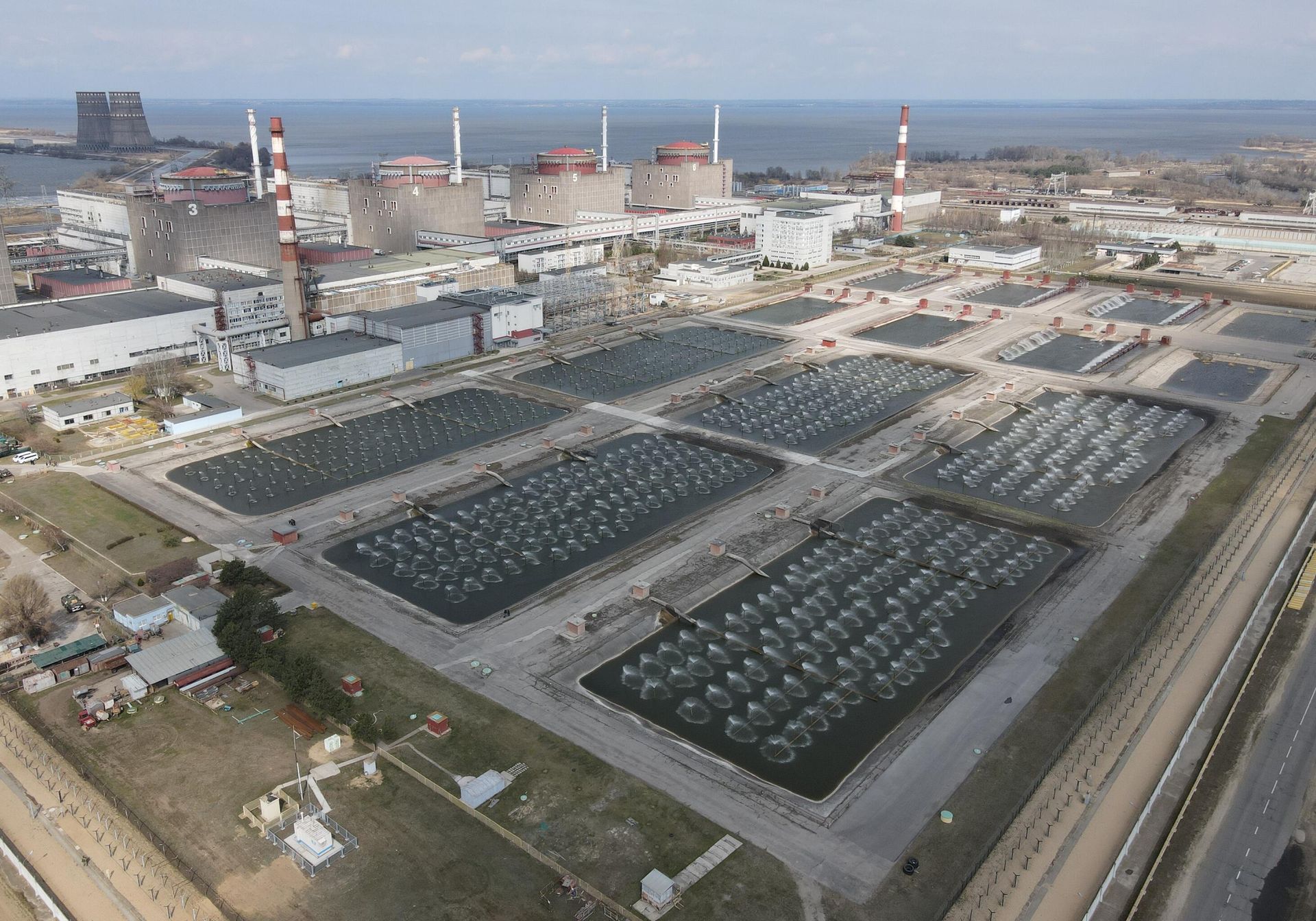 An aerial view shows the spray pounds at the Zaporozhye nuclear power plant - Sputnik International, 1920, 31.05.2023