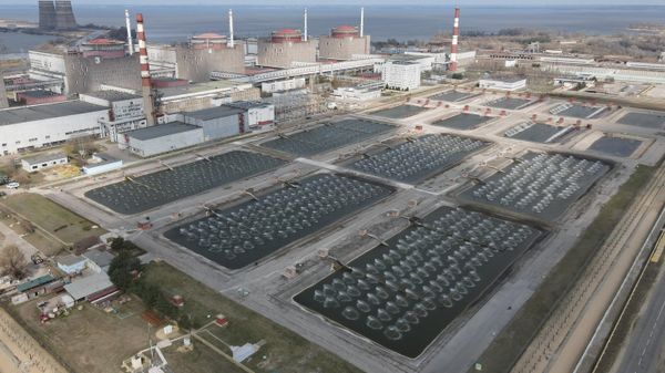 An aerial view shows the spray pounds at the Zaporozhye nuclear power plant - Sputnik International