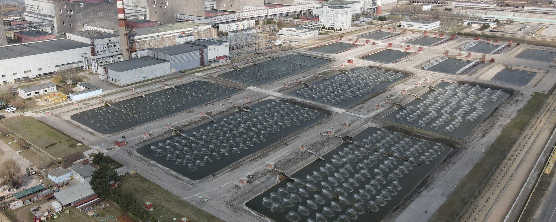 An aerial view shows the spray pounds at the Zaporozhye nuclear power plant - Sputnik International, 1920, 29.03.2023
