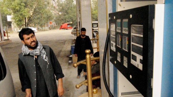 An Afghan fuel station employee fills the tank of a car at a service station in Kabul on August 5, 2008.  Fuel prices, along with those of basic commodities have seen a dramatic increase in Afghanistan. - Sputnik International