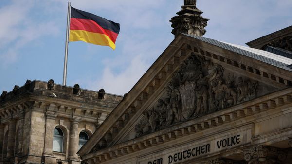 The German flag flutters in the breeze on the roof of the Reichstag, the building housing the German lower House of Parliament (Bundestag), on July 23, 2022 in Berlin - Sputnik International