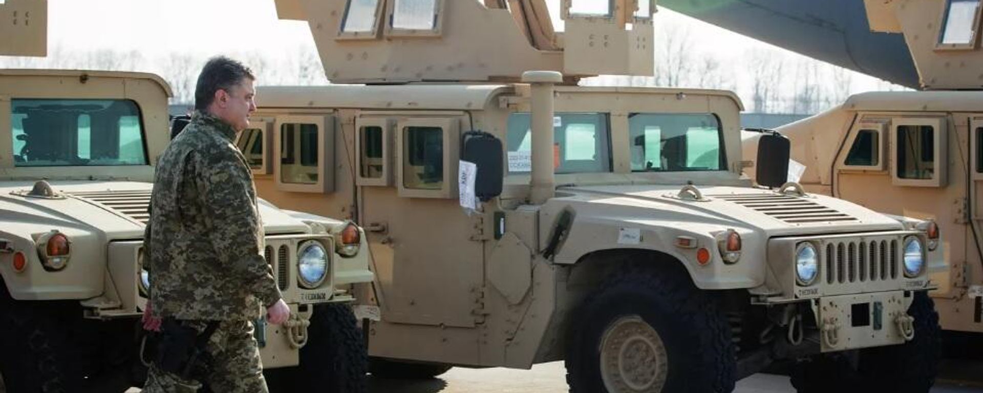 Ukrainian President Petro Poroshenko inspects HMMWV vehicles during a ceremony to welcome a US Air Force aircraft with the first batch of American armored vehicles at Borispol International Airport in 2015. Ukrainian President Petro Poroshenko inspects HMMWV vehicles during a ceremony to welcome a US Air Force aircraft with the first batch of American armored vehicles at Borispol International Airport in 2015. - Sputnik International, 1920, 17.11.2022
