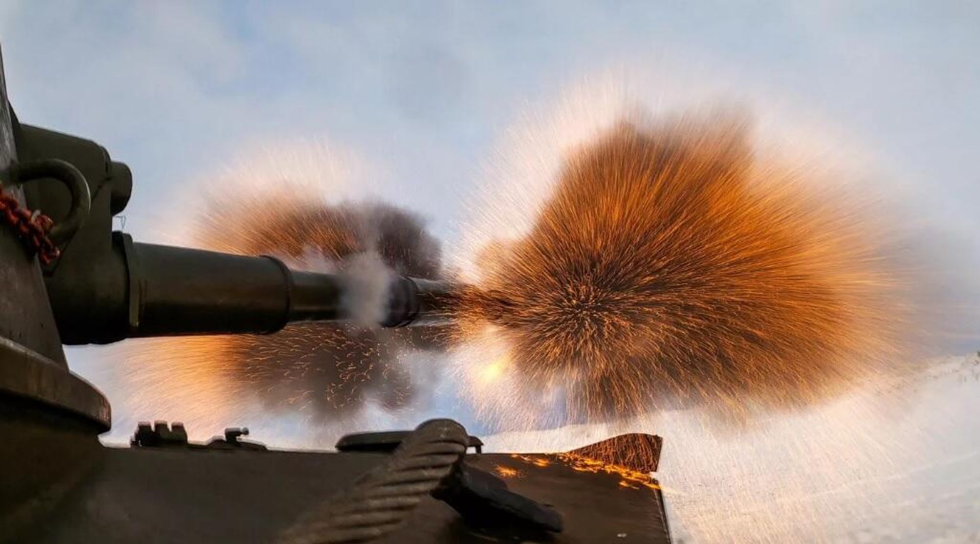 A 2S1 Gvozdika self-propelled artillery howitzer at a firing range - Sputnik International, 1920, 19.08.2022