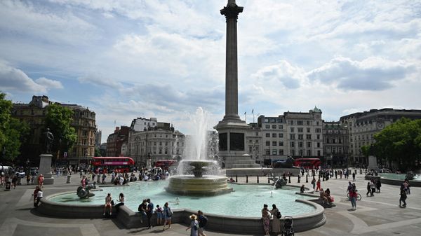 Pedestrians cool off with their feet in the water of the Trafalgar Square fountain, in central London, on July 13, 2022, during a heatwave - Sputnik International