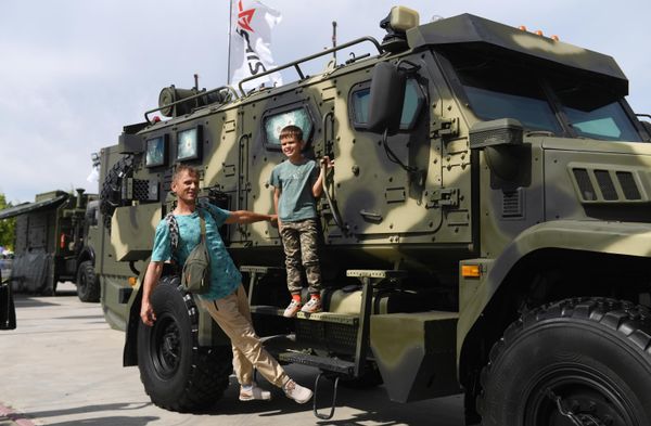 Visitors at the exhibition during the international military-technical forum Army-2022 at the Patriot Convention and Exhibition Center. - Sputnik International