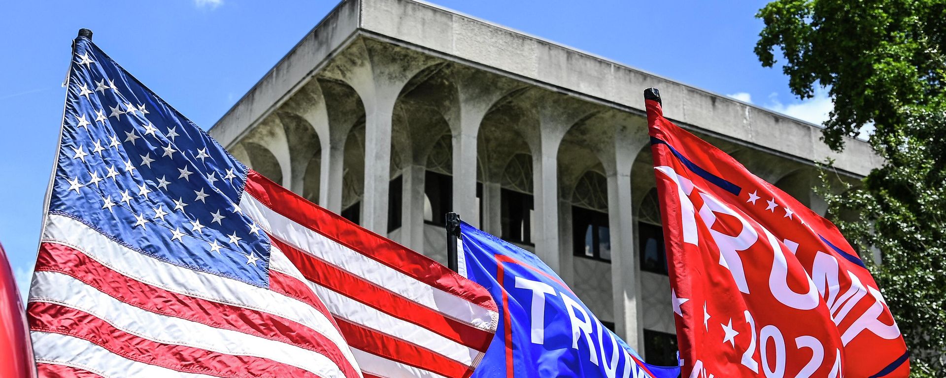 Supporters of former US President Donald Trump drive around the Paul G. Rogers Federal Building & Courthouse as the court holds a hearing to determine if the affidavit used by the FBI as justification for last week's search of Trump's Mar-a-Lago estate should be unsealed, at the US District Courthouse for the Southern District of Florida in West Palm Beach, Florida on August 18, 2022. Supporters of former US President Donald Trump drive around the Paul G. Rogers Federal Building & Courthouse as the court holds a hearing to determine if the affidavit used by the FBI as justification for last week's search of Trump's Mar-a-Lago estate should be unsealed, at the US District Courthouse for the Southern District of Florida in West Palm Beach, Florida on August 18, 2022. - Sputnik International, 1920, 19.08.2022