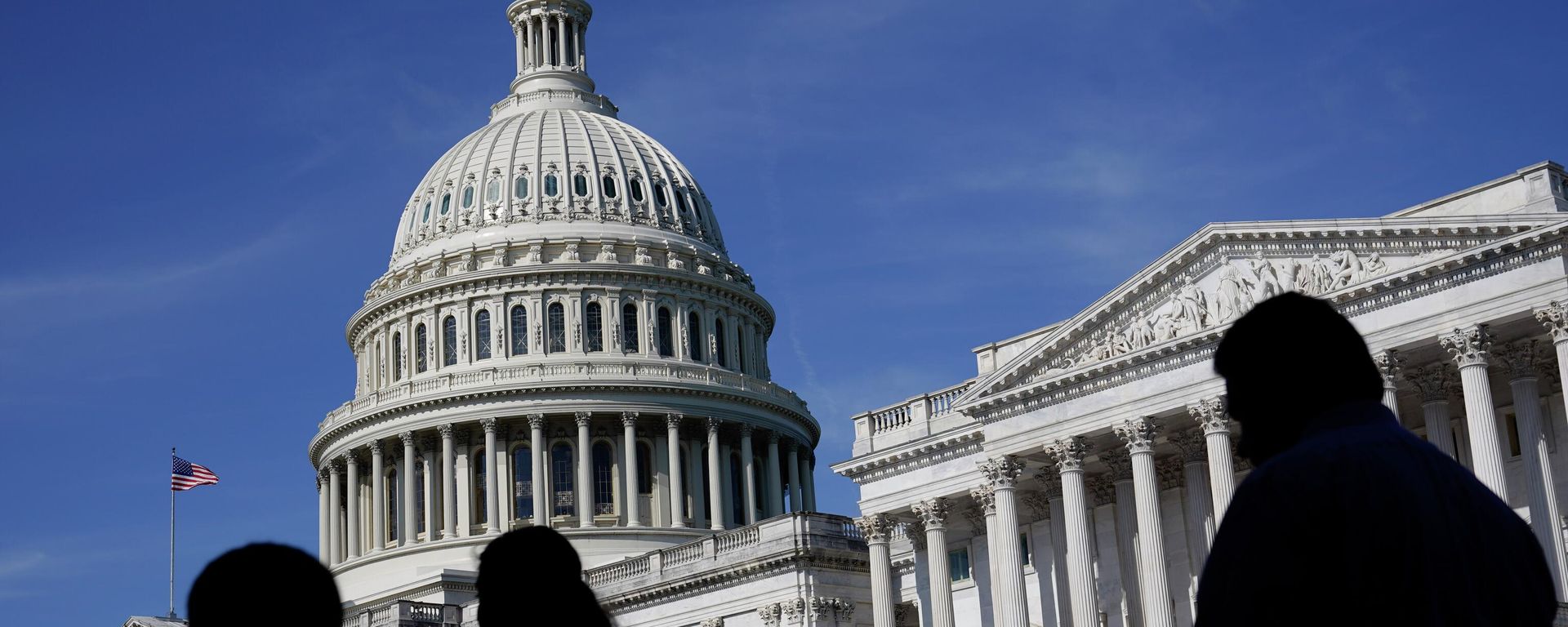 People walk outside the U.S Capitol building in Washington, June 9, 2022. The biggest investment ever in the U.S. to fight climate change. People walk outside the U.S Capitol building in Washington, June 9, 2022. The biggest investment ever in the U.S. to fight climate change. - Sputnik International, 1920, 24.10.2022