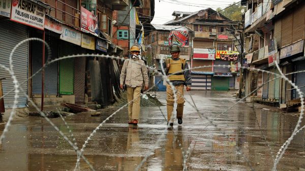Barbed wires are set up as road blockade as Indian policemen patrol during a strike in Srinagar, Indian controlled Kashmir, Monday, Oct. 19, 2015. Curfew-like restrictions were imposed in eight police station areas in Kashmir and several separatist leaders put under house in view of a strike called Monday to protest the death of a truck conductor who died at a hopsital in New Delhi early Sunday after he was injured in Udhampur petrol bomb attack on Oct. 9. - Sputnik International