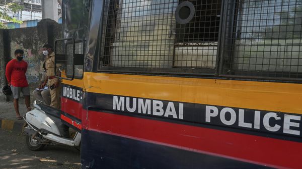 Police check identification papers of motorists during restrictions imposed by state government amidst rising Covid-19 coronavirus cases, in Mumbai on April 18, 2021.  - Sputnik International