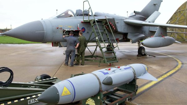 Pilots and ground crew prepare a Tornado GR4 aircraft at the British Royal Air Force airbase RAF Marham in Norfolk in east England on December 2, 2015 - Sputnik International