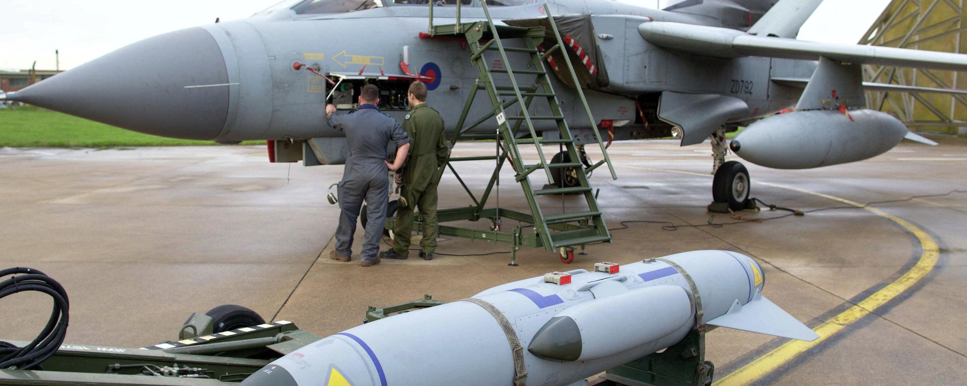 Pilots and ground crew prepare a Tornado GR4 aircraft at the British Royal Air Force airbase RAF Marham in Norfolk in east England on December 2, 2015 Pilots and ground crew prepare a Tornado GR4 aircraft at the British Royal Air Force airbase RAF Marham in Norfolk in east England on December 2, 2015 - Sputnik International, 1920, 20.08.2022