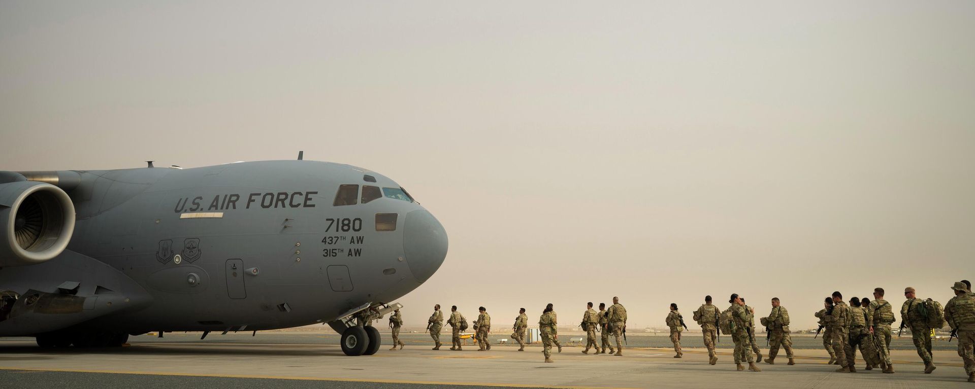This image taken by the U.S. Air Force shows U.S. Army troops from the 1st Combined Arms Battalion, 163rd Cavalry Regiment, board a C-17 Globemaster III during an exercise at Ali Al Salem Air Base, Kuwait, Aug. 10, 2022 This image taken by the U.S. Air Force shows U.S. Army troops from the 1st Combined Arms Battalion, 163rd Cavalry Regiment, board a C-17 Globemaster III during an exercise at Ali Al Salem Air Base, Kuwait, Aug. 10, 2022 - Sputnik International, 1920, 17.10.2023