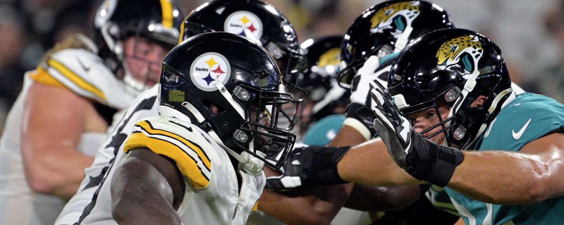 The Pittsburgh Steelers, left. go against the against the Jacksonville Jaguars during the second half of an NFL preseason football game, Saturday, Aug. 20, 2022, in Jacksonville, Fla. The Pittsburgh Steelers, left. go against the against the Jacksonville Jaguars during the second half of an NFL preseason football game, Saturday, Aug. 20, 2022, in Jacksonville, Fla. - Sputnik International, 1920, 21.08.2022