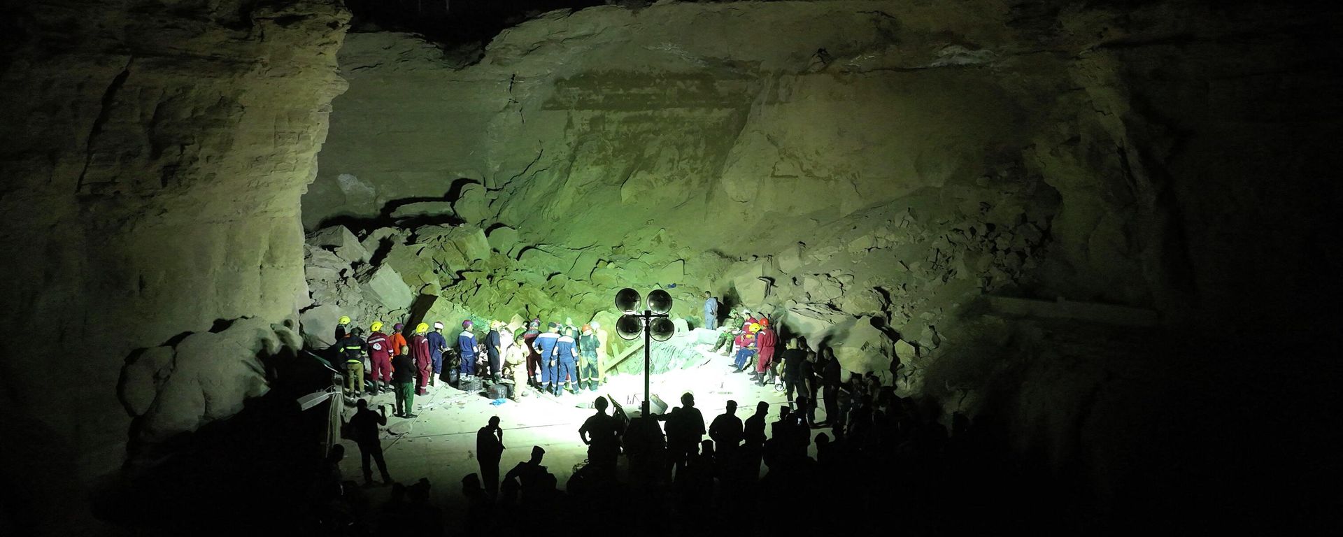 An aerial picture shows members of Iraqi emergency services scanning the rubble for victims following a landslide at the Qattarat al-Imam Ali shrine on the outskirts of the holy city of Karbala, late on August 20, 2022. An aerial picture shows members of Iraqi emergency services scanning the rubble for victims following a landslide at the Qattarat al-Imam Ali shrine on the outskirts of the holy city of Karbala, late on August 20, 2022. - Sputnik International, 1920, 21.08.2022