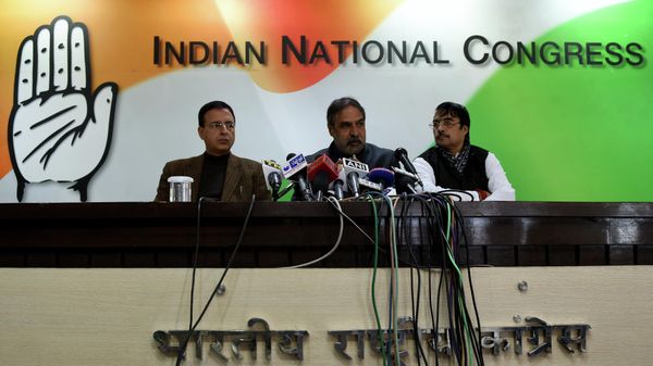 Indian Congress Party leader Anand Sharma (C) speaks as party leader Randeep Singh Surjewala (L) looks on during a press conference at Congress Party headquarters in New Delhi on December 30, 2015. Indian Congress Party leader Anand Sharma (C) speaks as party leader Randeep Singh Surjewala (L) looks on during a press conference at Congress Party headquarters in New Delhi on December 30, 2015. - Sputnik International