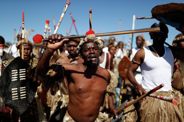 Amabutho (Zulu regiments) members sing and chant in celebration of the coronation of their new King Misuzulu kaZwelithini (not pictured) on August 20, 2022 at the KwaKhangelamankengane Royal Palace in Kwa-Nongoma 300km north of Durban. (Photo by Phill Magakoe / AFP) - Sputnik International