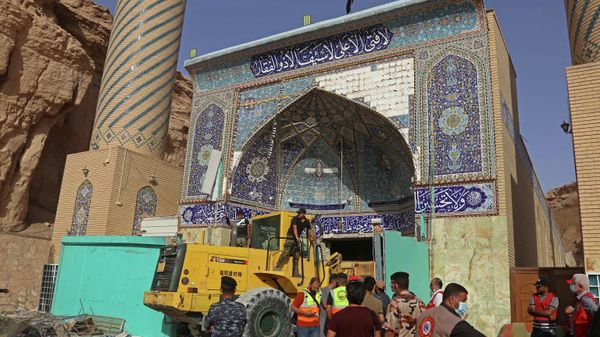 Iraqi rescue workers search for survivors trapped under the rubble of the Qattarat al-Imam Ali shrine following a landslide, on the outskirts of the holy city of Karbala on August 21, 2022.  - Sputnik International