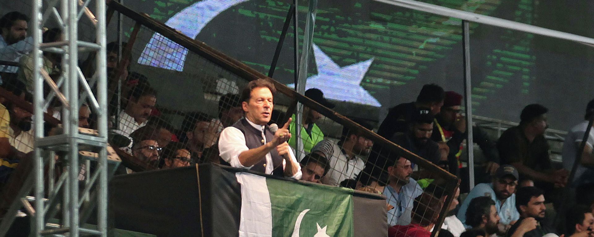 Pakistani opposition leader Imran Khan, center, addresses his party supporters during a rally to press government for fresh elections, in Lahore, Pakistan, Saturday, Aug. 13, 2022. Pakistani opposition leader Imran Khan, center, addresses his party supporters during a rally to press government for fresh elections, in Lahore, Pakistan, Saturday, Aug. 13, 2022. - Sputnik International, 1920, 28.10.2022