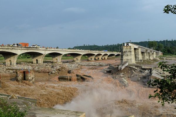 A general view of the section of a railway bridge washed away by the deluge at the Chakki River after flash floods in Kangra district, in India’s Himachal Pradesh state on 20 August 2022. - Sputnik International